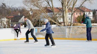 V Podbořanech se už bruslí. V sobotu se tam otevřelo kluziště. Foto: Laurencia Helásková