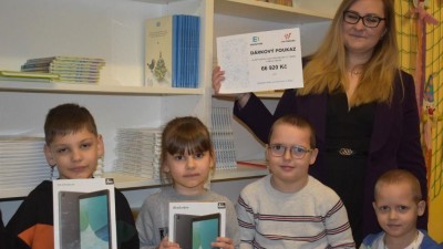 Dětem se vzděl&aacute;v&aacute;n&iacute;m pomohou darovan&eacute; pomůcky