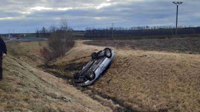 U Toužetína na Lounsku skončilo auto na střeše. Řidič vyvázl bez zranění