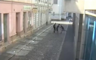 VIDEO: Další pokus vraždy v kraji! Muž bodl druhého nožem do břicha, útok zachytila kamera