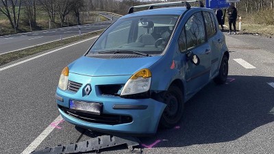 AKTUÁLNĚ: Nehoda na třináctce u Obrnic, střetlo se tam nákladní a osobní auto