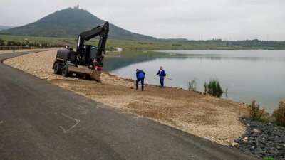 FOTO: Na pláž mosteckého jezera sypají labské oblázky, vstup do vody bude příjemnější