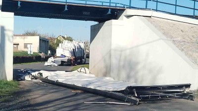 Most u Dobroměřic &bdquo;skalpoval&ldquo; kamion. Odtržen&aacute; korba zůstala ležet na silnici