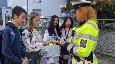 Děti mohou při cestě do školy potkat policisty. Ti jim řeknou důležité věci