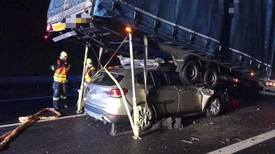 Řidič na dálnici na Teplice vletěl pod přívěs. Silnici museli kvůli vyprošťování uzavřít