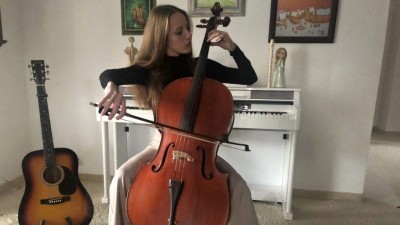 R&aacute;chel ček&aacute; z&aacute;sadn&iacute; miln&iacute;k i u hry na klav&iacute;r, kde se připravuje na absolutorium. K tomu se věnuje i hře na violoncello. Foto: archiv R&aacute;chel Borovsk&eacute;