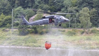 Black Hawk, Černý jestřáb, nabírá vodu z Labe. Foto: HZS Ústeckého kraje