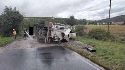 AKTUÁLNĚ: U Vinařic na Lounsku se převrátil mix. Beton se vylil na silnici