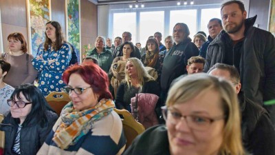 FOTO: O promítání historických filmových dokumentů o Kryrech byl mezi lidmi obrovský zájem. Někteří návštěvníci se do přeplněné místnosti nevešli