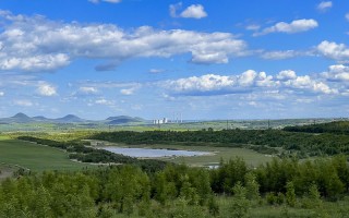 Pozdně jarní krajina od rozhledny Maják. Foto: e-deniky.cz