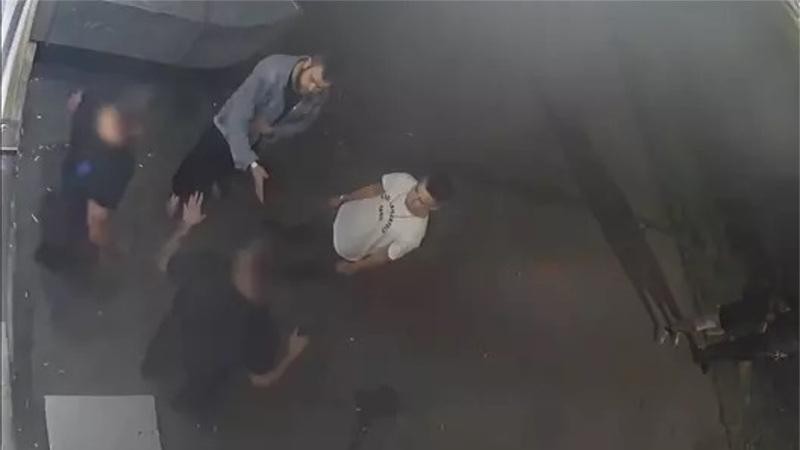 Svědky incidentu v Teplicích natočila bezpečnostní kamera. Reprofoto video: Policie ČR