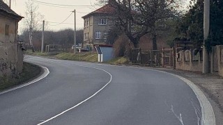 V těchto místech býval přechod pro chodce, aby se lidé dostali na autobusové zastávky. ŘSD ho ale nechce už obnovit. Foto: Jitka Fárová