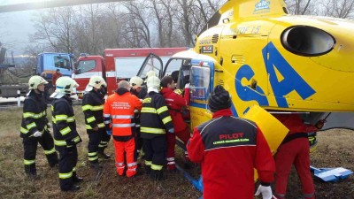 U Prackovic na Litoměřicku ráno narazilo auto do zdi. Řidič zemřel na místě