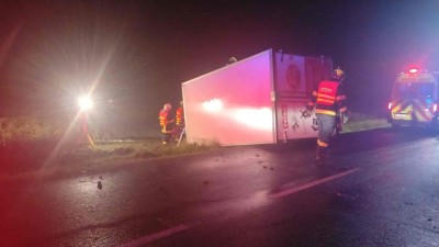 Nočn&iacute; nehoda u Drahomy&scaron;le: Zasahovaly v&scaron;echny složky IZS, řidiče hasiči vypro&scaron;ťovali