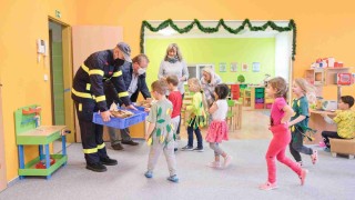 Vedení Podbořan udělalo radost dětem a seniorům. Starosta jim rozvezl vánoční štoly. Foto: Laurencia Helásková