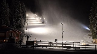V Potůčkách už spustili sněžná děla. Začne se opět lyžovat v listopadu? To se brzy ukáže. Foto: FB SKIPOT