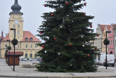 OBRAZEM: Strom na náměstí, mísy, adventní věnec. Vánoční výzdoba v centru Žatce je téměř hotová