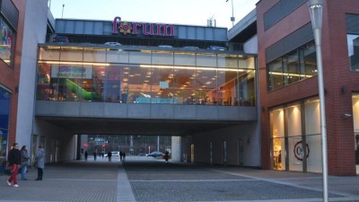 Obchodní centrum zeje prázdnotou. Zákazníkům se otevře zítra odpoledne. Foto: Petr Sochůrek