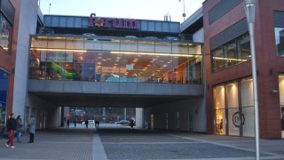 Obchodní centrum zeje prázdnotou. Zákazníkům se otevře zítra odpoledne. Foto: Petr Sochůrek