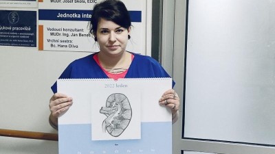 Nejtěžší bylo ucho, dobře se dělala lebka, říká sestřička, která malovala obrázky do kalendáře Krajské zdravotní