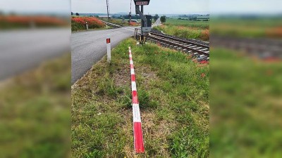 Neznámý řidič prorazil na přejezdu na Lounsku závoru a ujel. Hledají se svědci